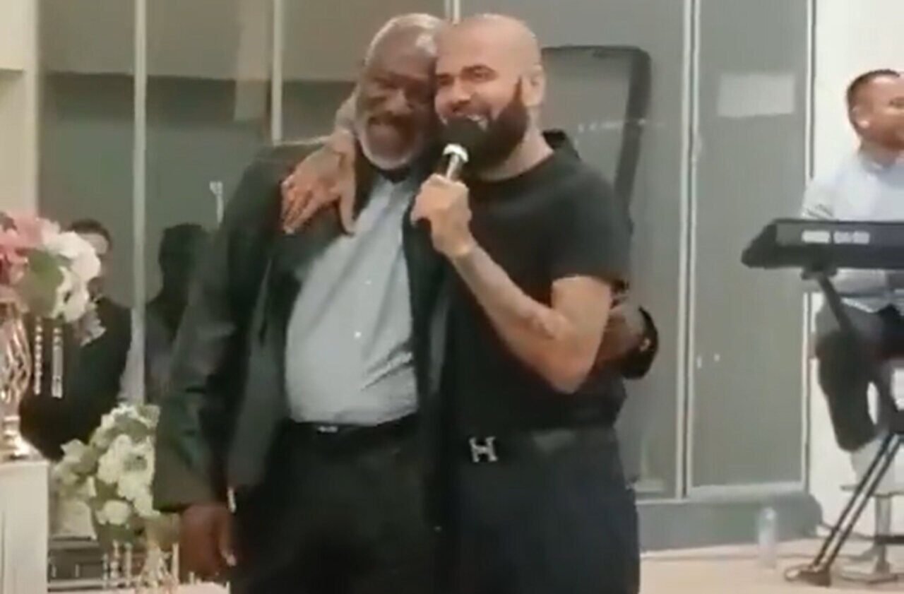 Daniel Alves vira pastor