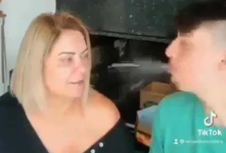 Renan Bolsonaro cospe na cara da mãe 
