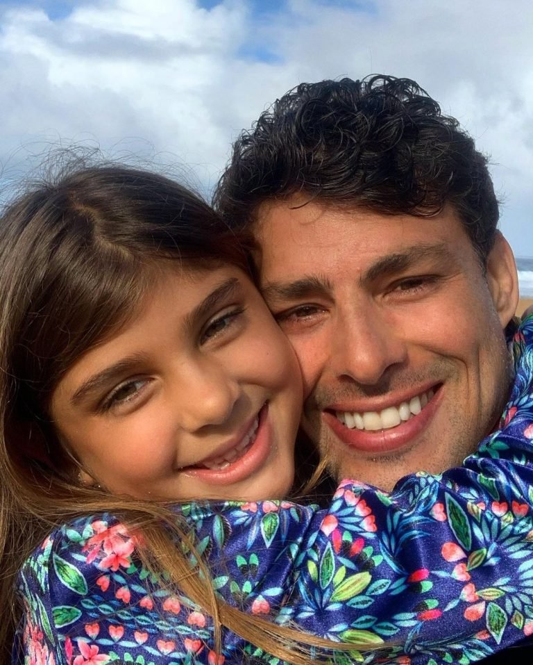 Cauã Reymond revela: “Desde que minha filha nasceu, gosto mais de estar em casa”