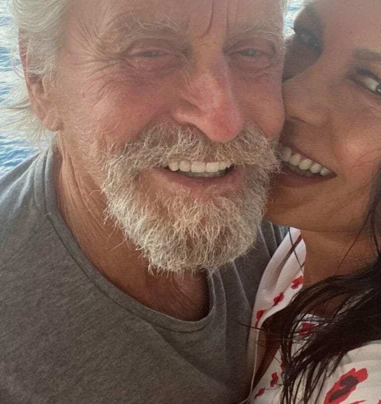 Michael Douglas reclama de dividir casa com a ex-mulher, Diandra Luker