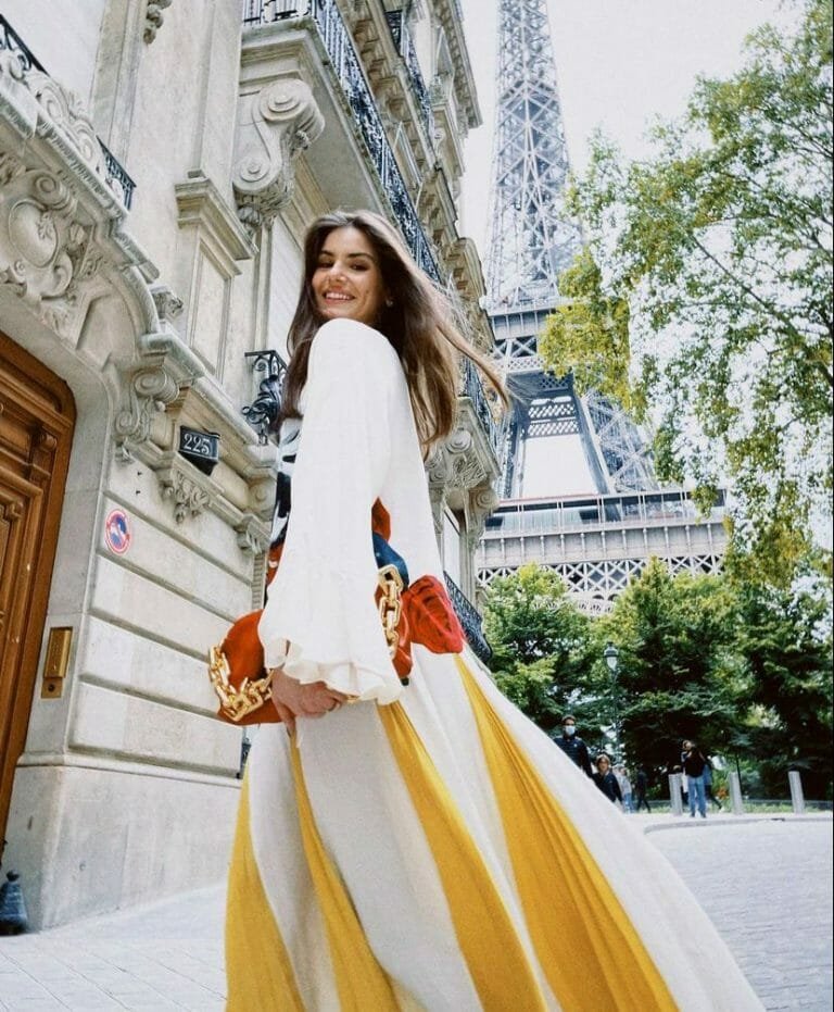 Camila Queiroz compartilha fotos de sua viagem á Paris.