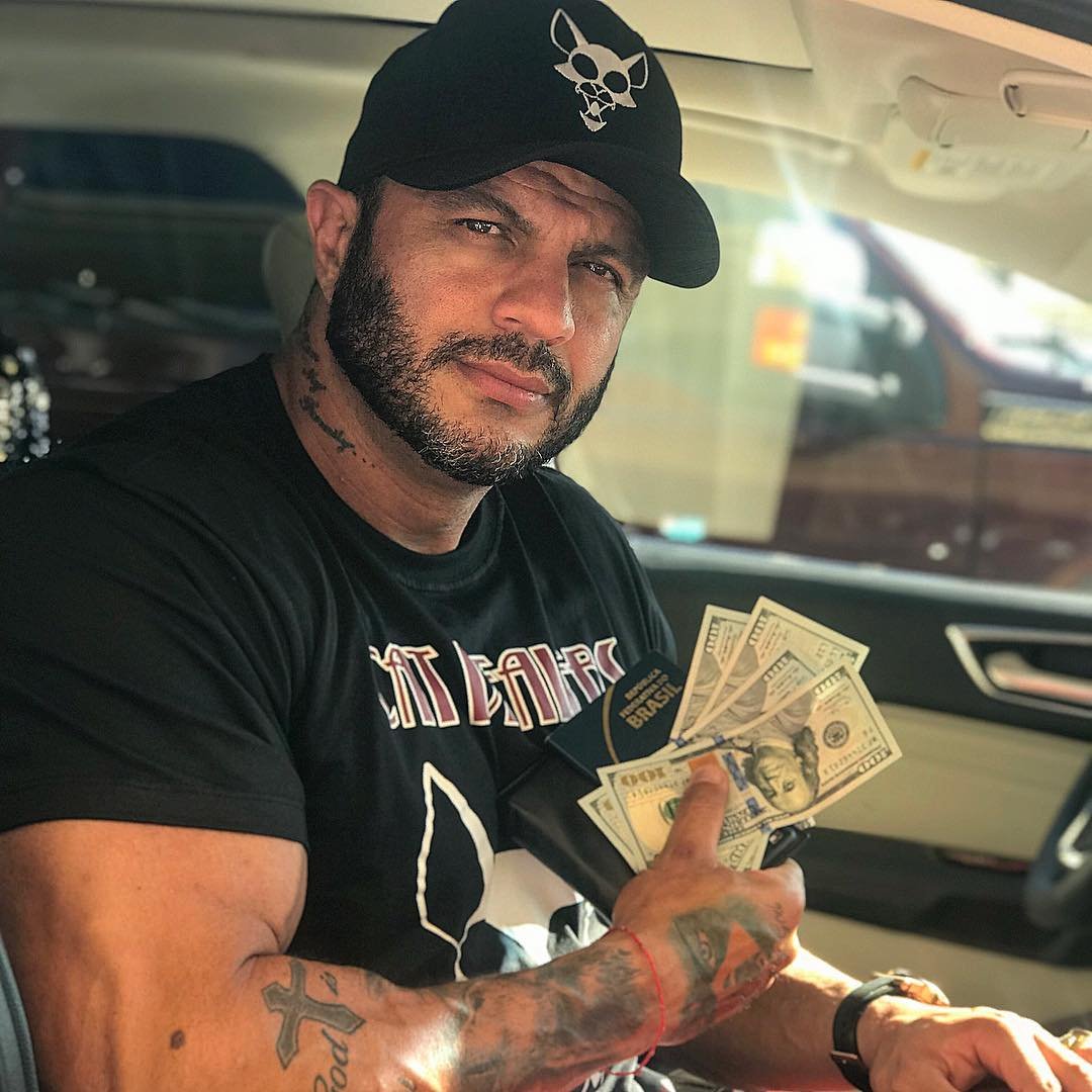 Kléber Bambam, diz que só ele e mais duas ex BBBs são famosas.