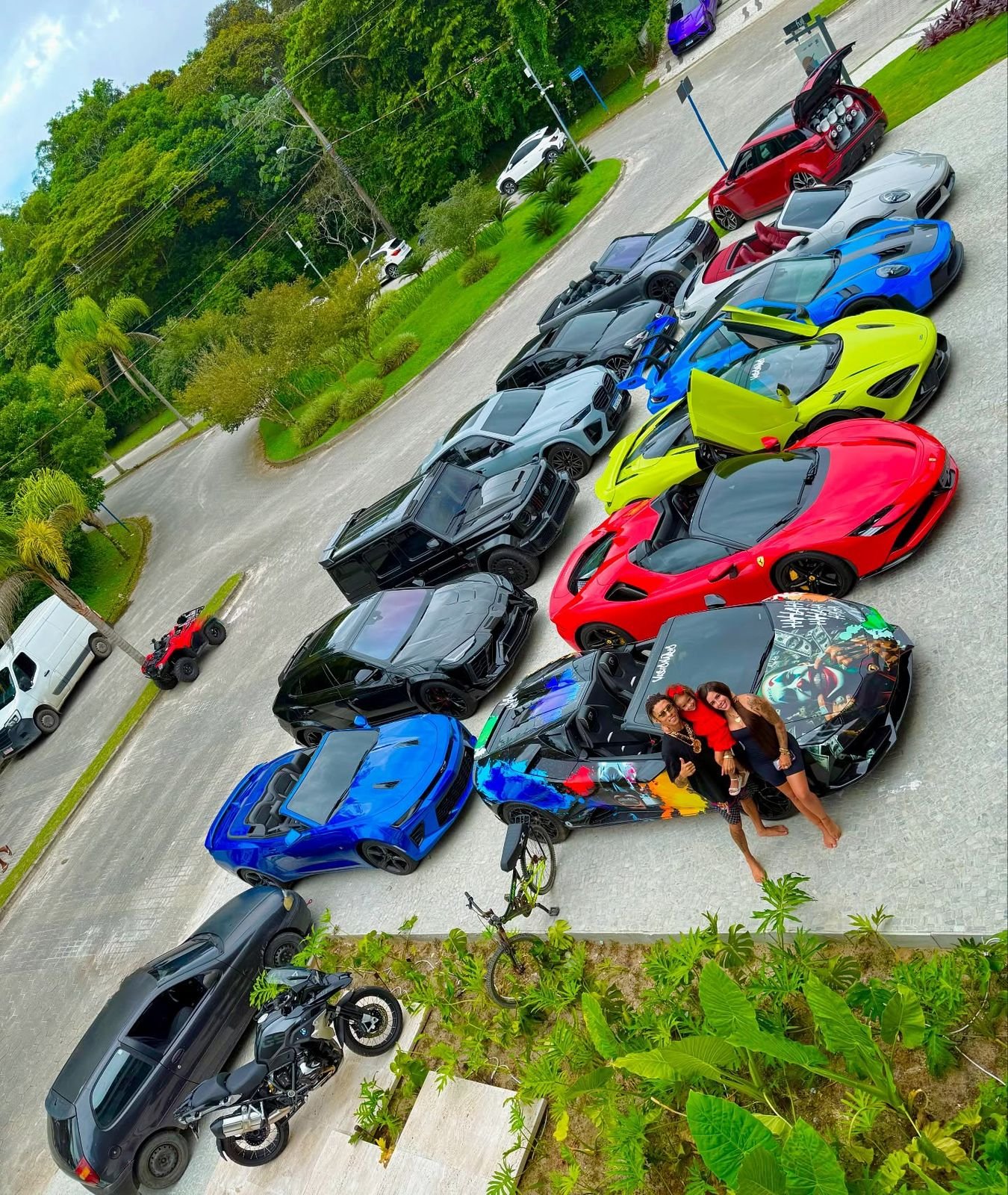 buzeira com carros de luxo