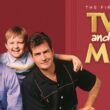 Dois Homens e Meio: elenco completo, episódios mais famosos e curiosidades da série Elenco de Two and a Half Men na primeira temporada com Charlie Sheen, Jon Cryer e Angus T. Jones sentados no sofá.