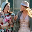 Pôster icônico de Gossip Girl com elenco principal Blake Lively (Serena) e Leighton Meester (Blair), representando moda e intrigas do Upper East Side na série teen clássica.