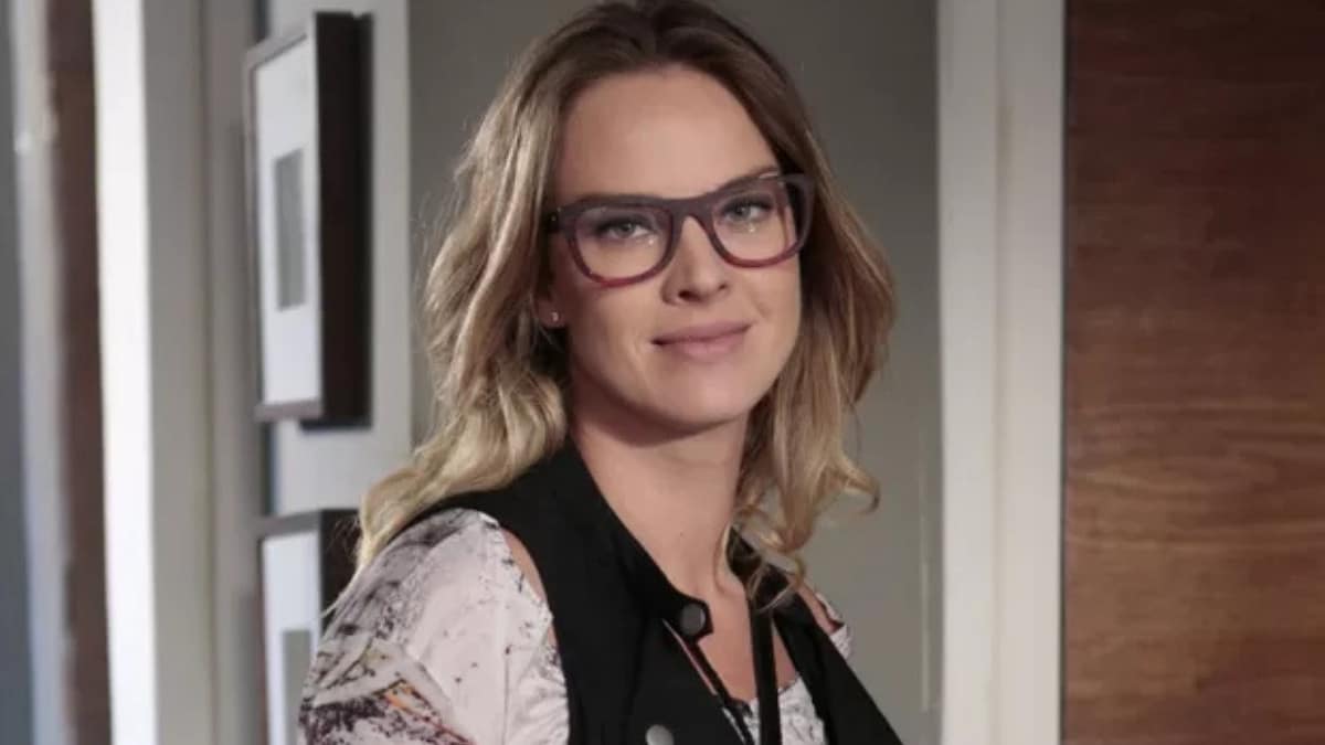 Letícia Birkheuer de cabelos loiros ondulados, usando óculos de armação grande e microfone de lapela, em vídeo gravado para rebater acusações na polêmica familiar de dezembro 2025