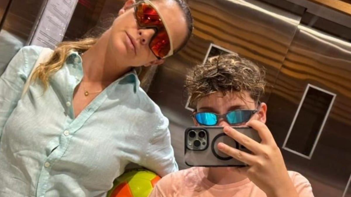 Letícia Birkheuer abraça e beija o filho pequeno João Guilherme em foto antiga, ilustrando o relacionamento próximo antes da polêmica judicial de dezembro de 2025