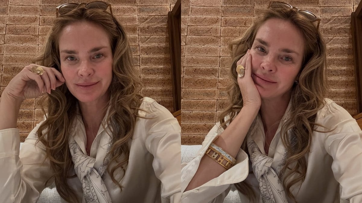 Letícia Birkheuer posa sorridente em duas fotos lado a lado, com camisa branca, óculos de sol na cabeça e pulseira dourada, em frente a parede de tijolos