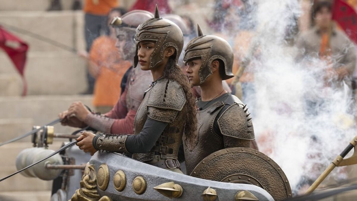 Percy Jackson e Annabeth Chase em cena de batalha na série Percy Jackson da Disney+