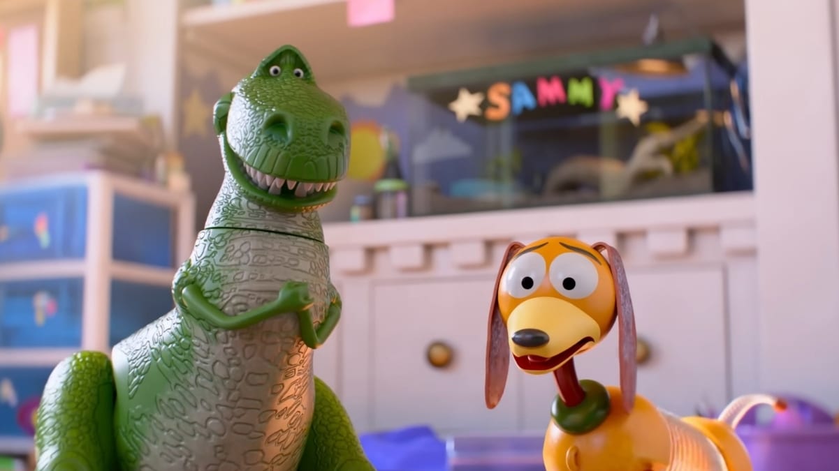 Rex e Slinky em cena do filme Toy Story 5