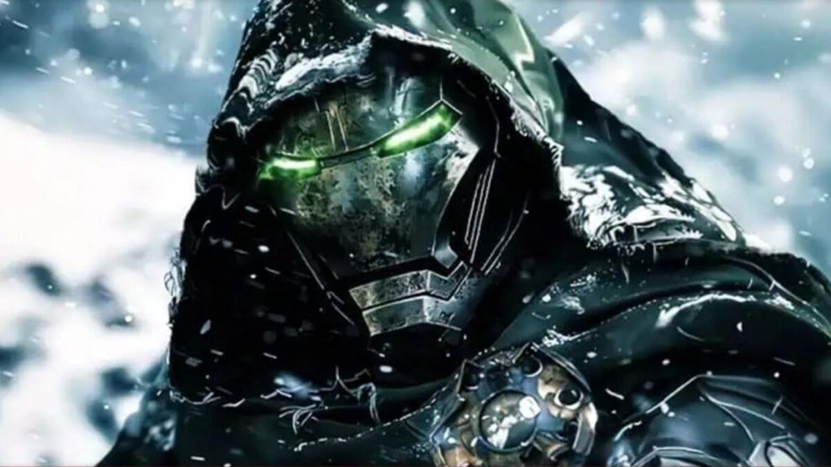 Vilão encapuzado de Vingadores Doomsday com armadura tecnológica em cena sombria