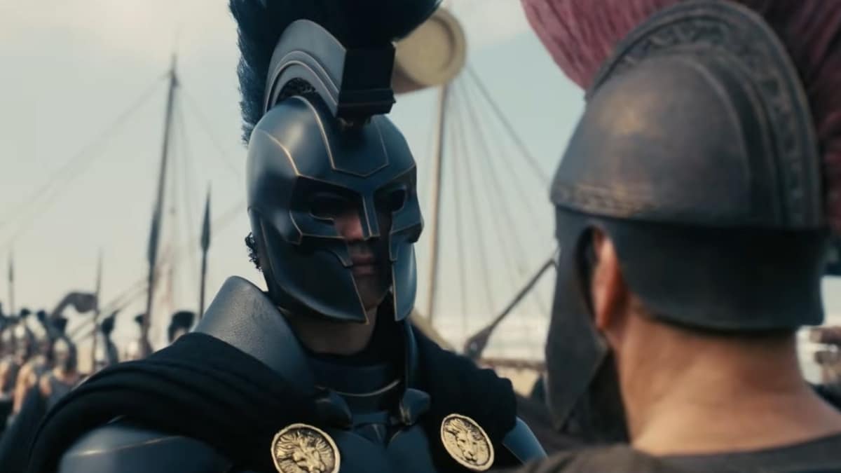 Guerreiro grego usando armadura em cena do filme A Odisseia, adaptação de Christopher Nolan