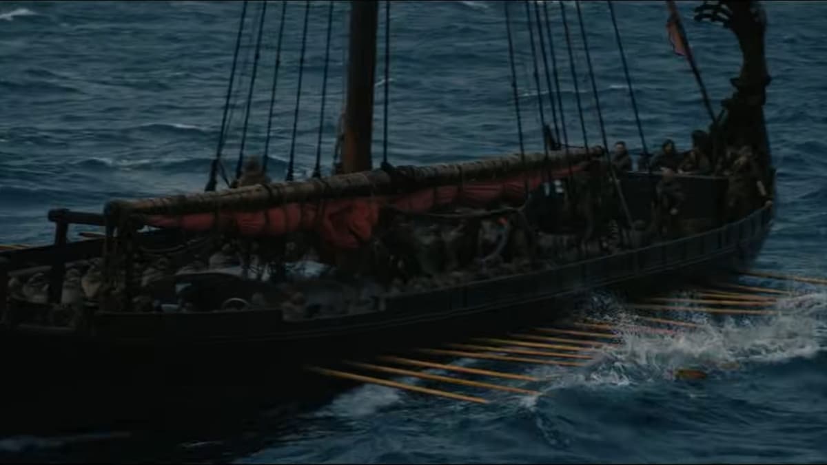Navio grego navegando pelo mar em cena do filme A Odisseia de Christopher Nolan