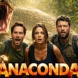Cena do novo filme Anaconda mostra grupo de personagens em fuga na selva enquanto uma anaconda gigante aparece ao fundo