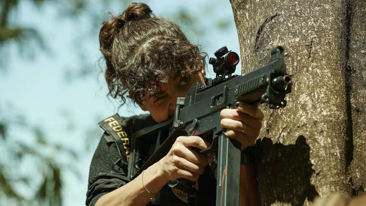 Agente federal armada durante operação na série DNA do Crime da Netflix