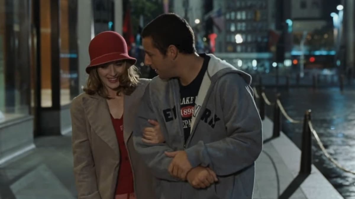 Cena de filme de comédia romântica com casal caminhando à noite em ambiente urbano