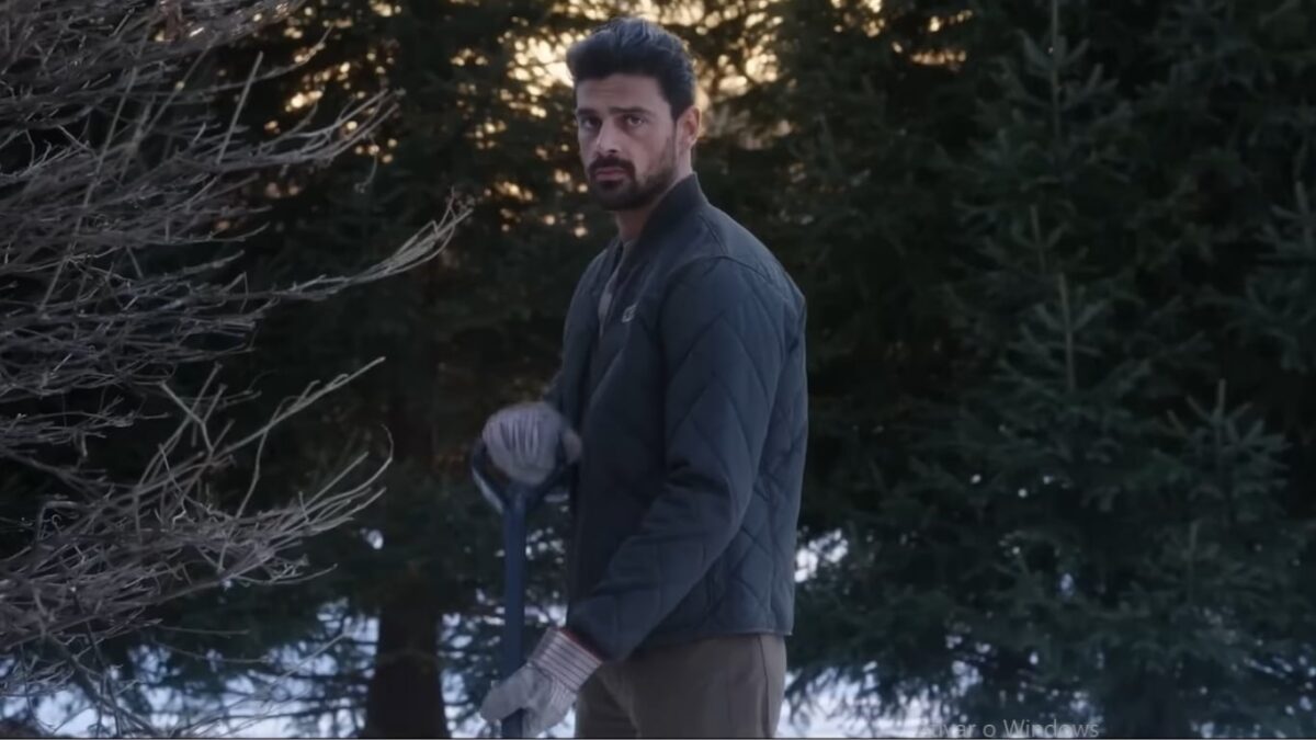 Homem em área externa cercada por árvores em cena de mistério