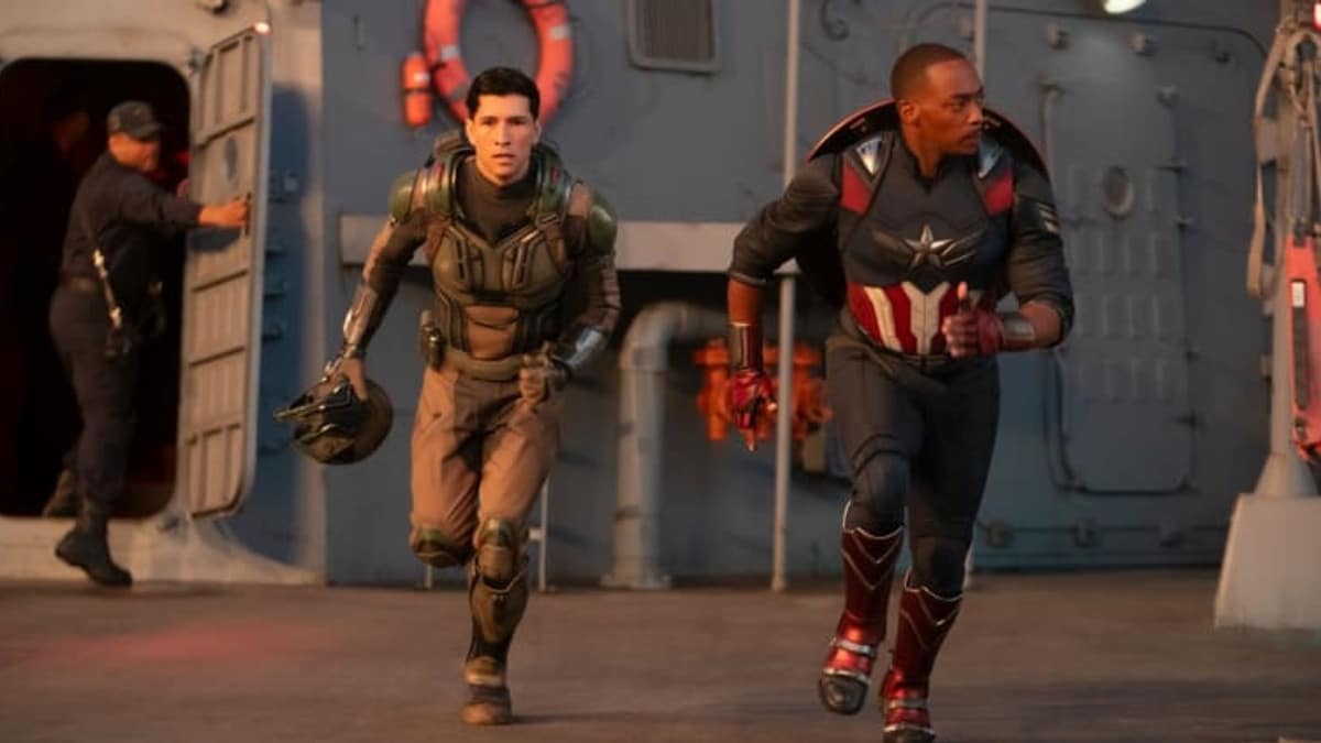Danny Ramirez como Joaquin Torres (Novo Falcão) correndo ao lado de Anthony Mackie como Capitão América em cena do Universo Cinematográfico Marvel