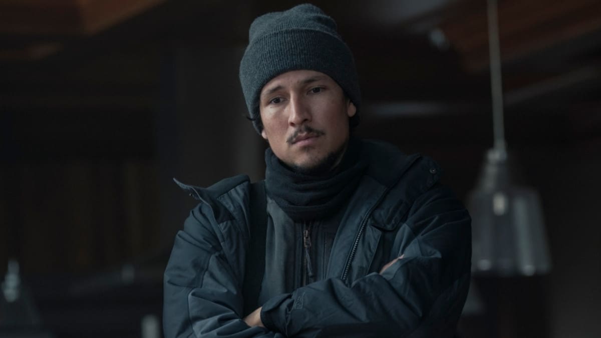 Close de Danny Ramirez interpretando Manny Alvarez com gorro e jaqueta escura na 2ª temporada de The Last of Us da HBO