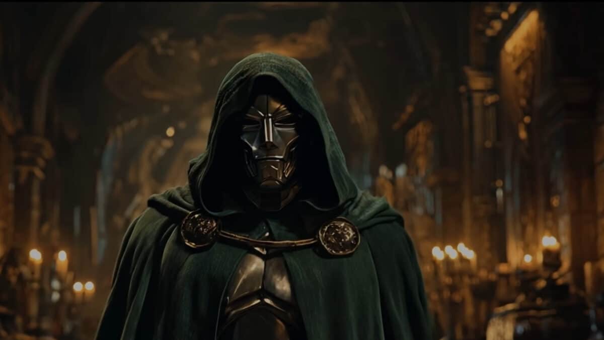 Doutor Destino, vilão da Marvel, usando armadura metálica e capuz em cena cinematográfica