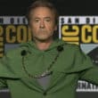 Visual de Doutor Destino no MCU apresentado em evento da Marvel com traje verde característico