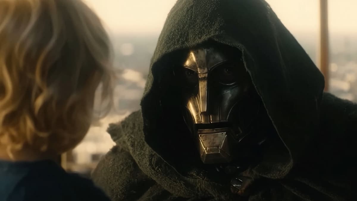 Doutor Destino no MCU usando armadura e máscara icônica em cena relacionada a Vingadores Doomsday