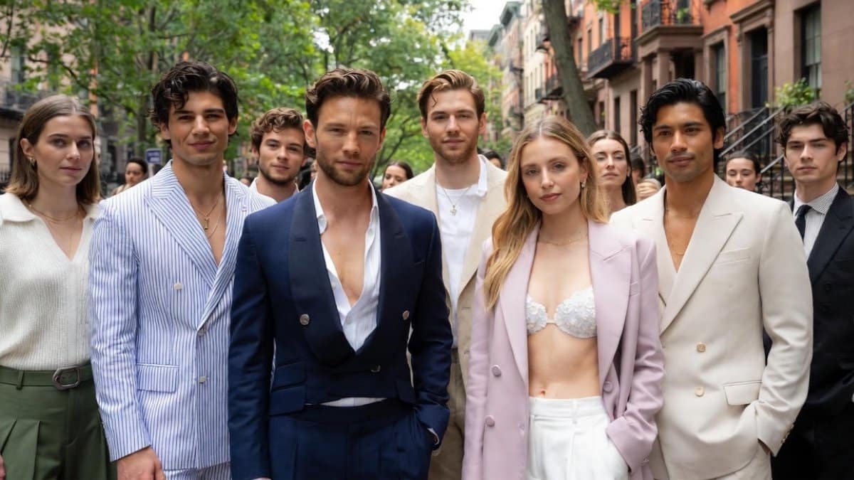 Elenco do reboot de Gossip Girl (HBO Max 2021-2023) com Jordan Alexander (Julien Calloway), Eli Brown (Obie Bergmann) e outros em looks de grife, representando moda luxuosa da nova geração.