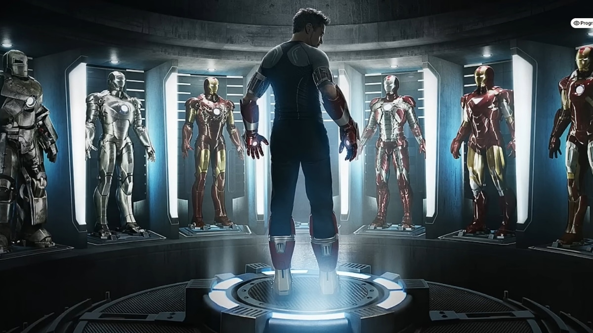 Herói tecnológico observando diferentes versões de armaduras em laboratório futurista