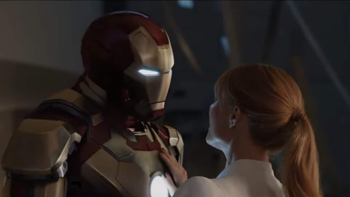 Armadura tecnológica avançada em cena emocional com personagem feminina