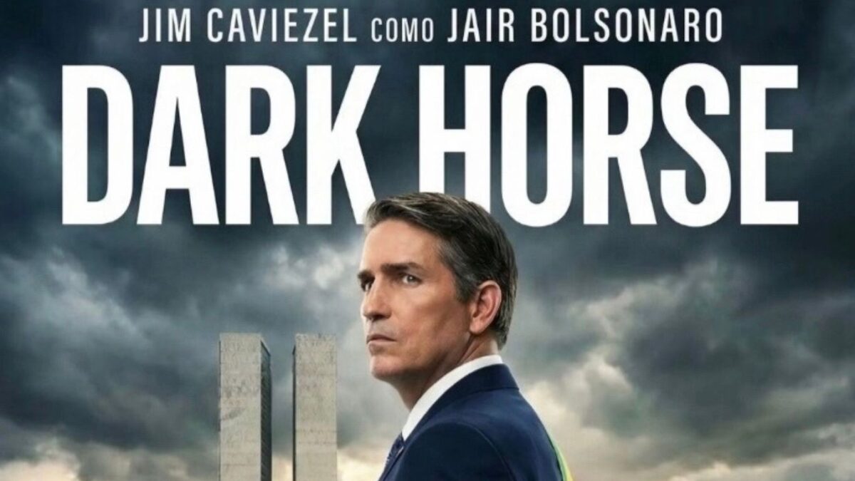 Jim Caviezel interpretando Jair Bolsonaro no filme Dark Horse