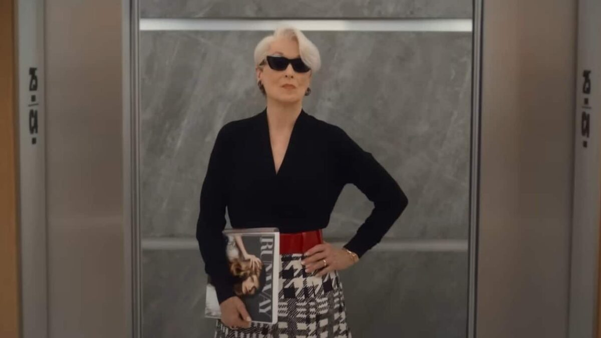 Cena ambientada em escritório de moda no filme O Diabo Veste Prada 2