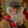Elenco do filme Meu Pai Natal Secreto (2025) Personagem vestido de Papai Noel em cena do filme