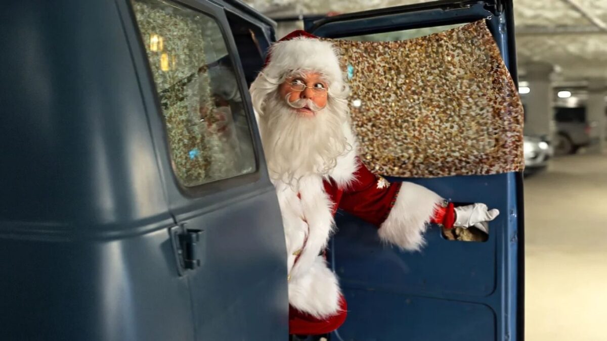 Papai Noel em cena do filme O Meu Pai Natal Secreto, produção natalina de 2025 da Netflix