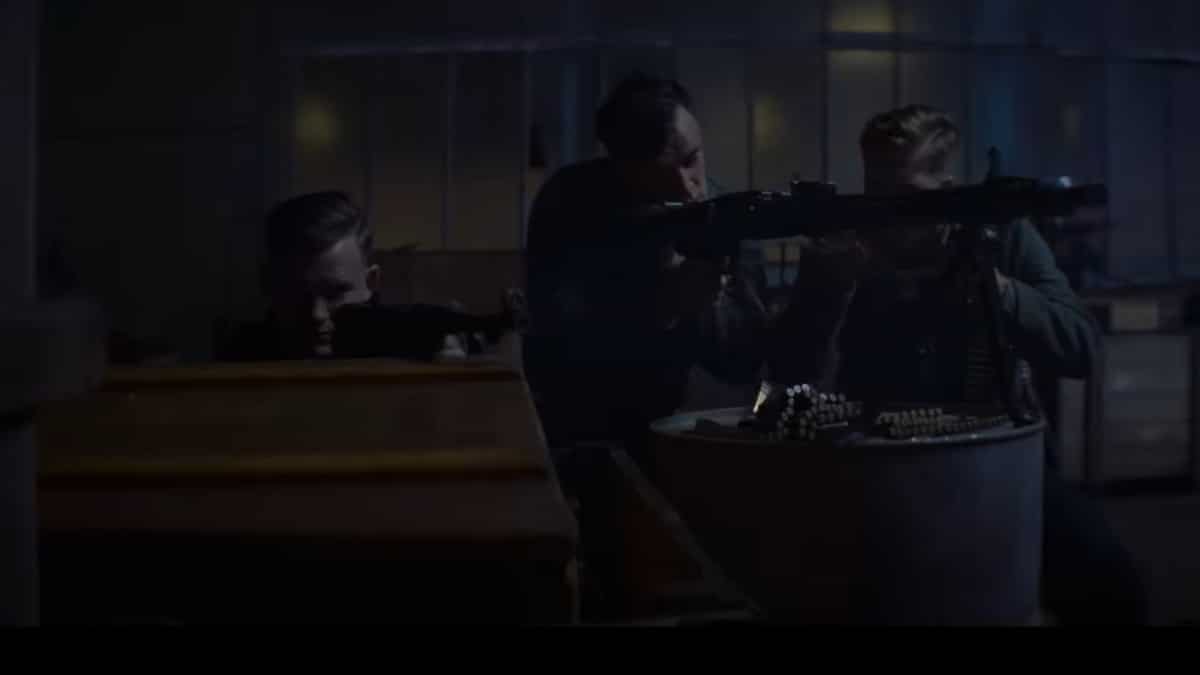 Cena de ação do teaser oficial de Peaky Blinders: O Homem Imortal, com membros da gangue em confronto armado