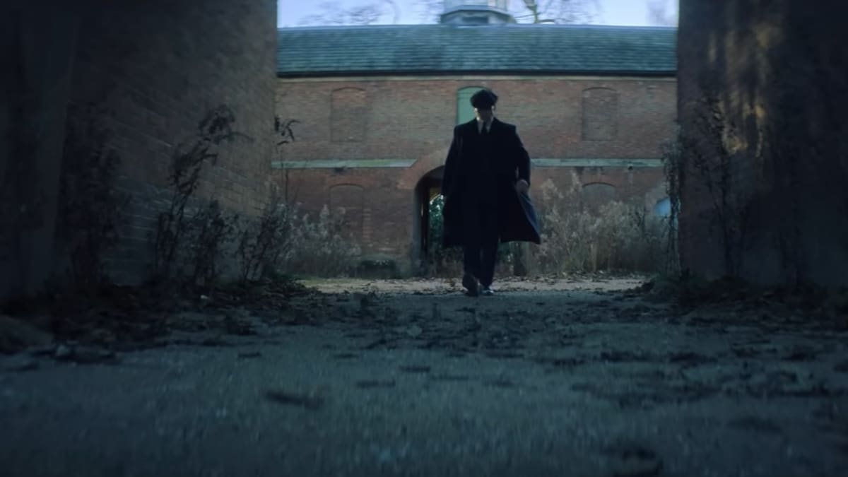 Tommy Shelby caminha sozinho em cena sombria do teaser oficial de Peaky Blinders: O Homem Imortal