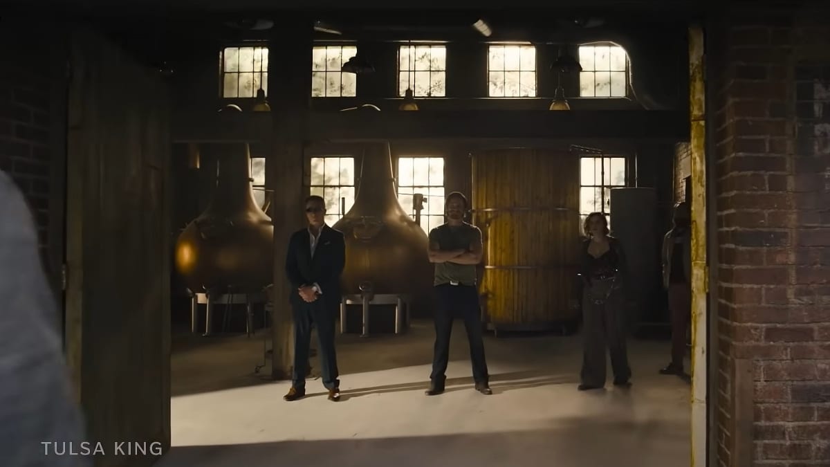 Grupo de aliados de Dwight Manfredi em armazém na 3ª temporada de Tulsa King