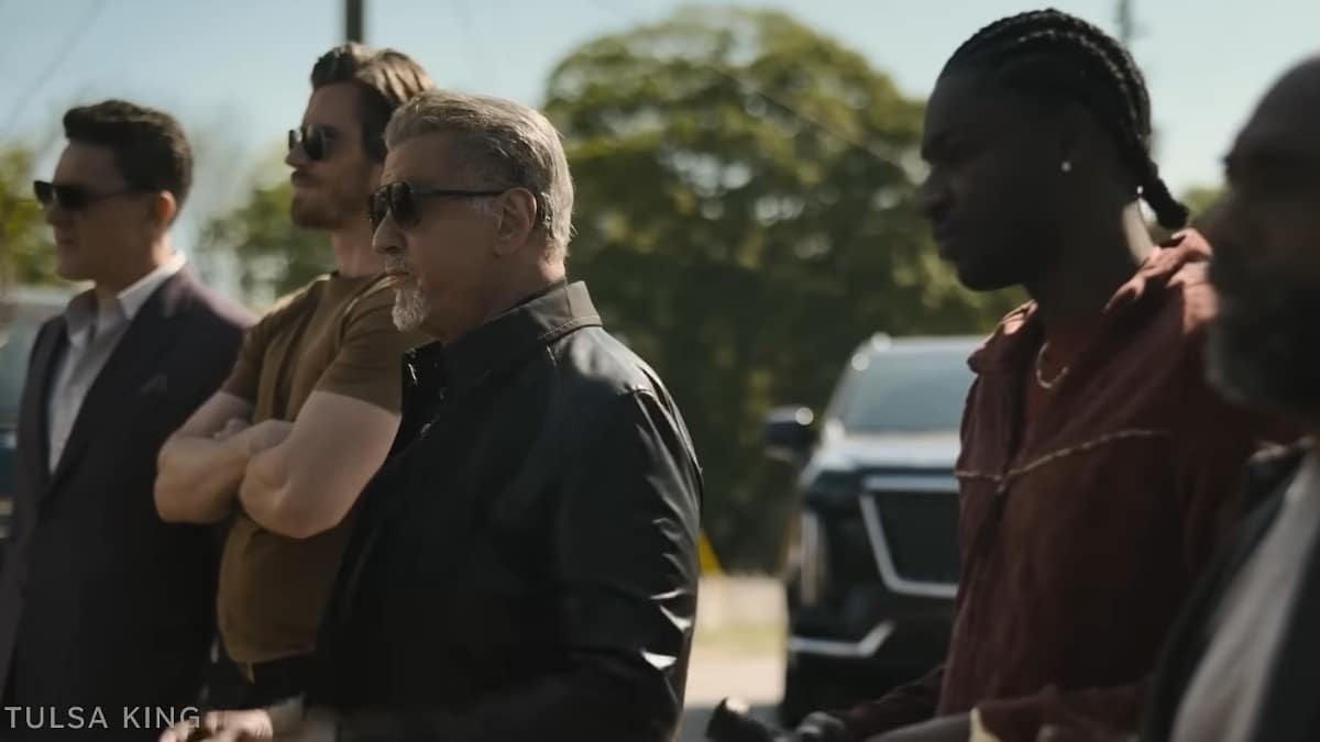 Dwight Manfredi e aliados em cena da 3ª temporada de Tulsa King