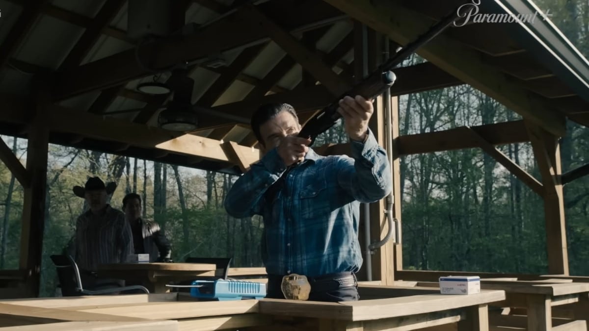 Cena da série Tulsa King mostrando personagem em área externa com clima de tensão