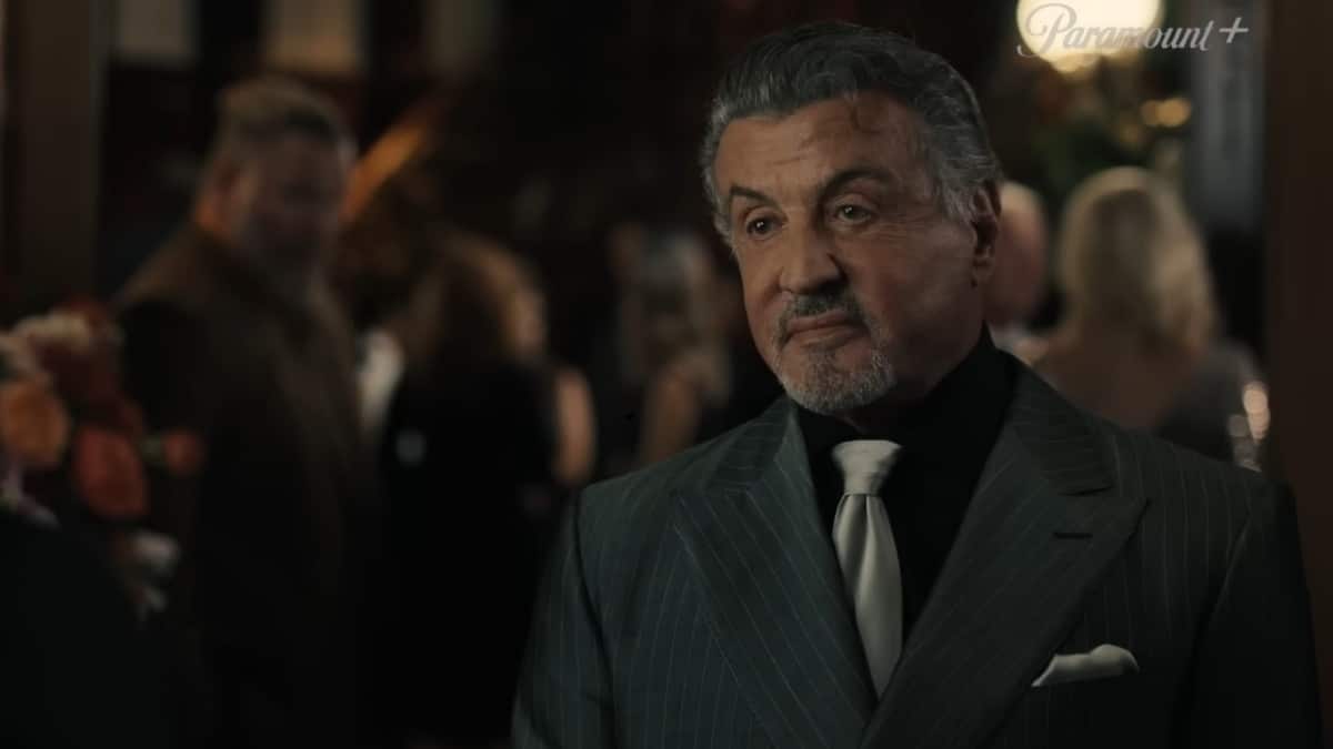 Cena da série Tulsa King mostrando o personagem principal em um evento noturno