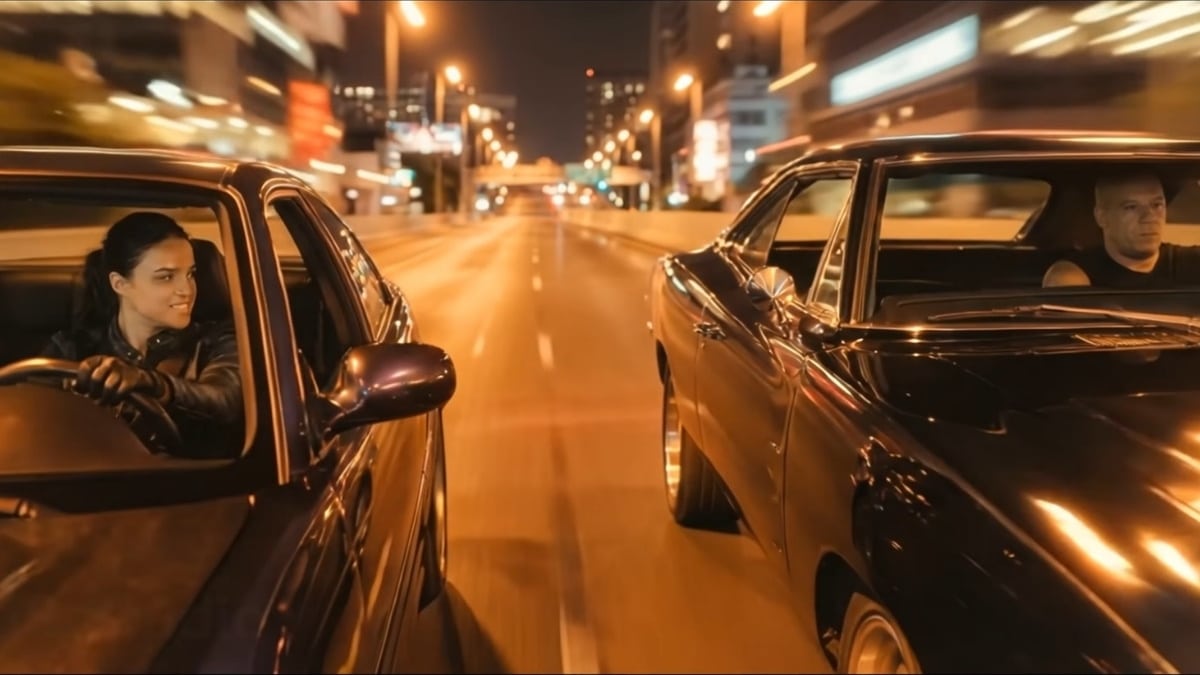 Cena de corrida noturna entre carros em Velozes e Furiosos 11