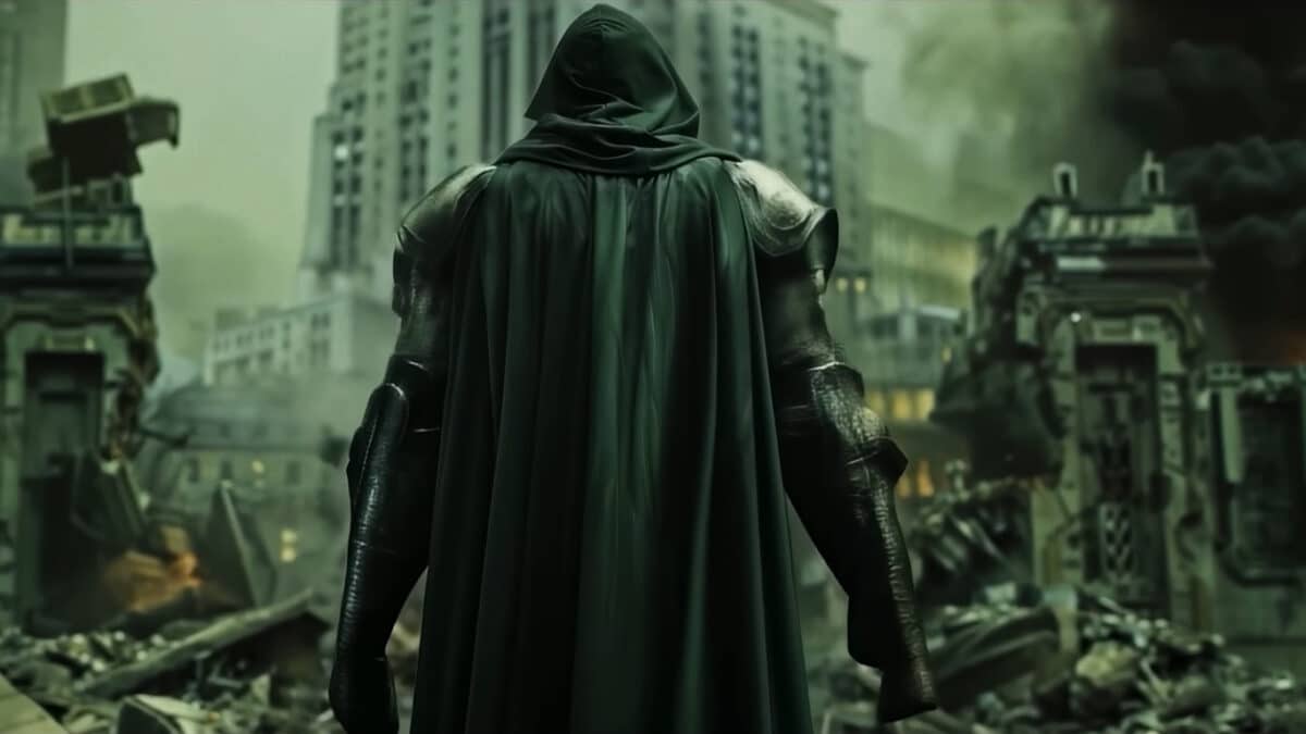 Vilão encapuzado observa cidade destruída em cenário apocalíptico de Vingadores Guerras Secretas