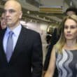 Casal caminhando em evento institucional em Brasília, acompanhado por assessores