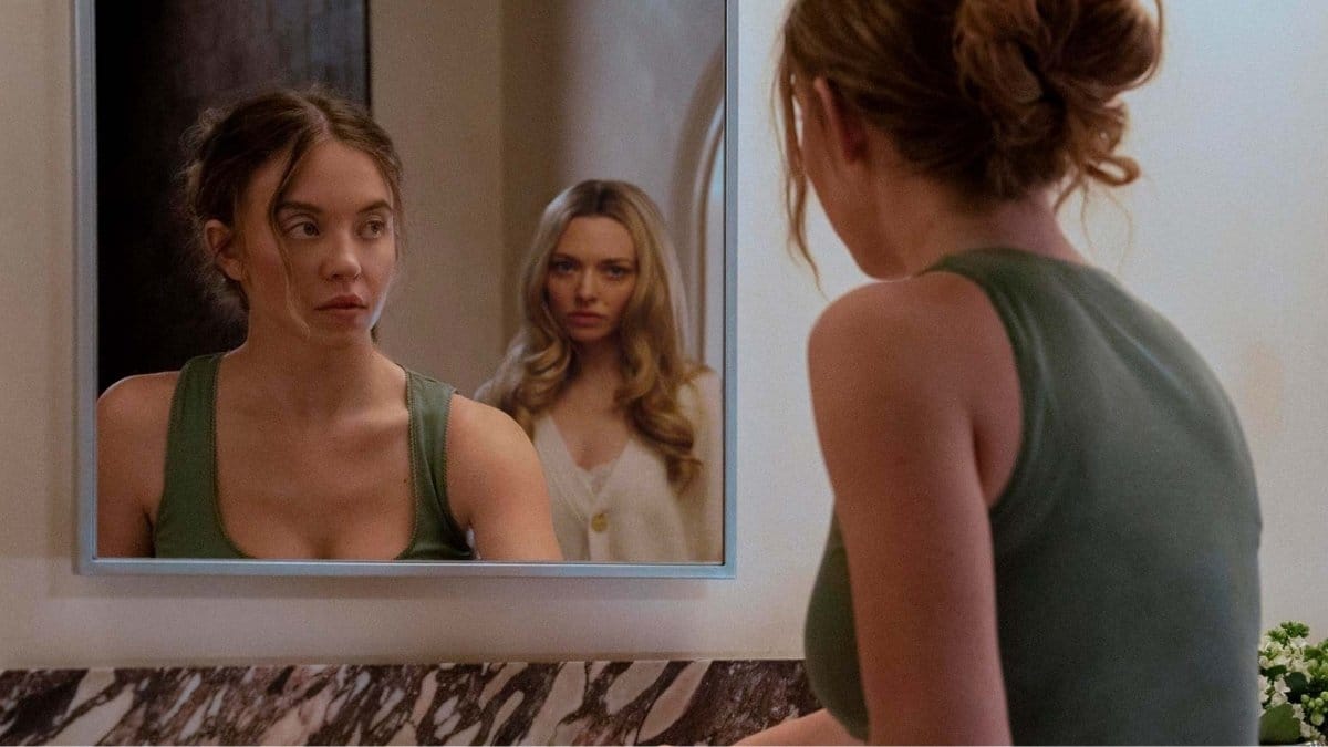 Cena do filme A Empregada mostra a protagonista diante do espelho enquanto uma figura misteriosa aparece ao fundo, simbolizando tensão psicológica e reviravoltas do suspense.