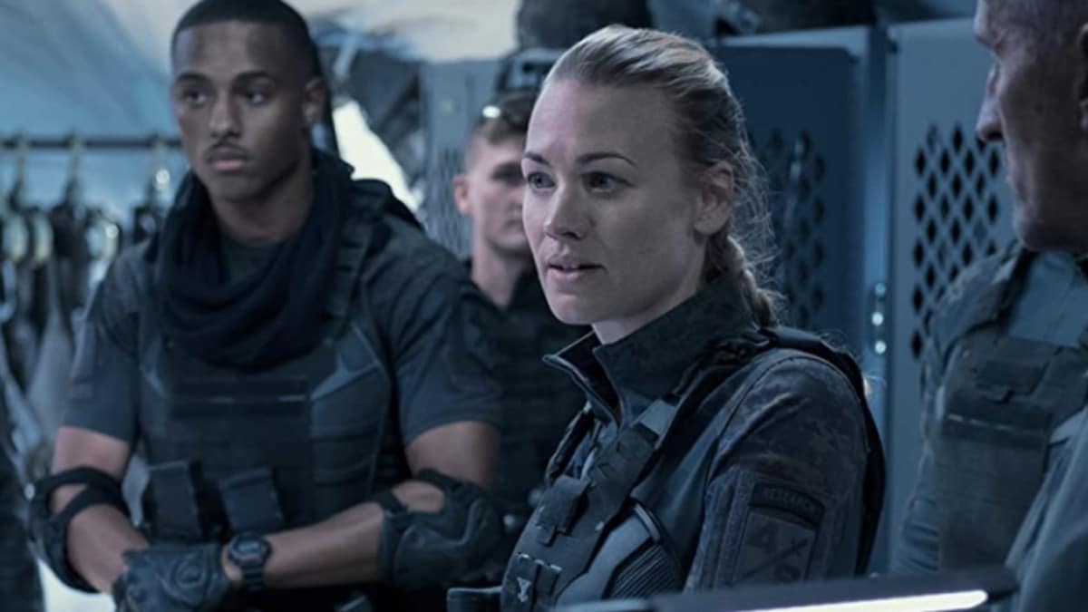 Soldados chegando do futuro em A Guerra do Amanhã para recrutar pessoas do presente