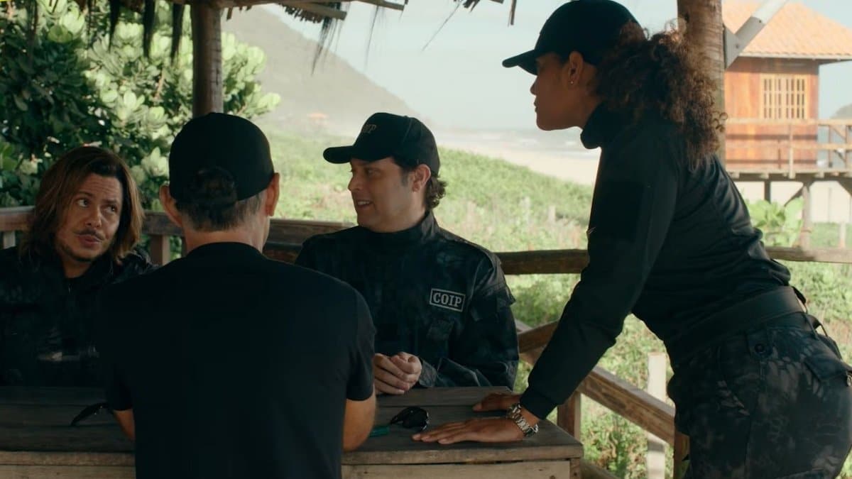Elenco principal de Agentes Muito Especiais (Marcus Majella, Pedroca Monteiro e outros) em cena de ação rural com cabana e texto "8 de janeiro, somente nos cinemas" na comédia brasileira de 2026