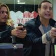 Marcus Majella e Pedroca Monteiro apontando armas em cena hilária de lanchonete na comédia Agentes Muito Especiais (2026), estreia nos cinemas em 8 de janeiro
