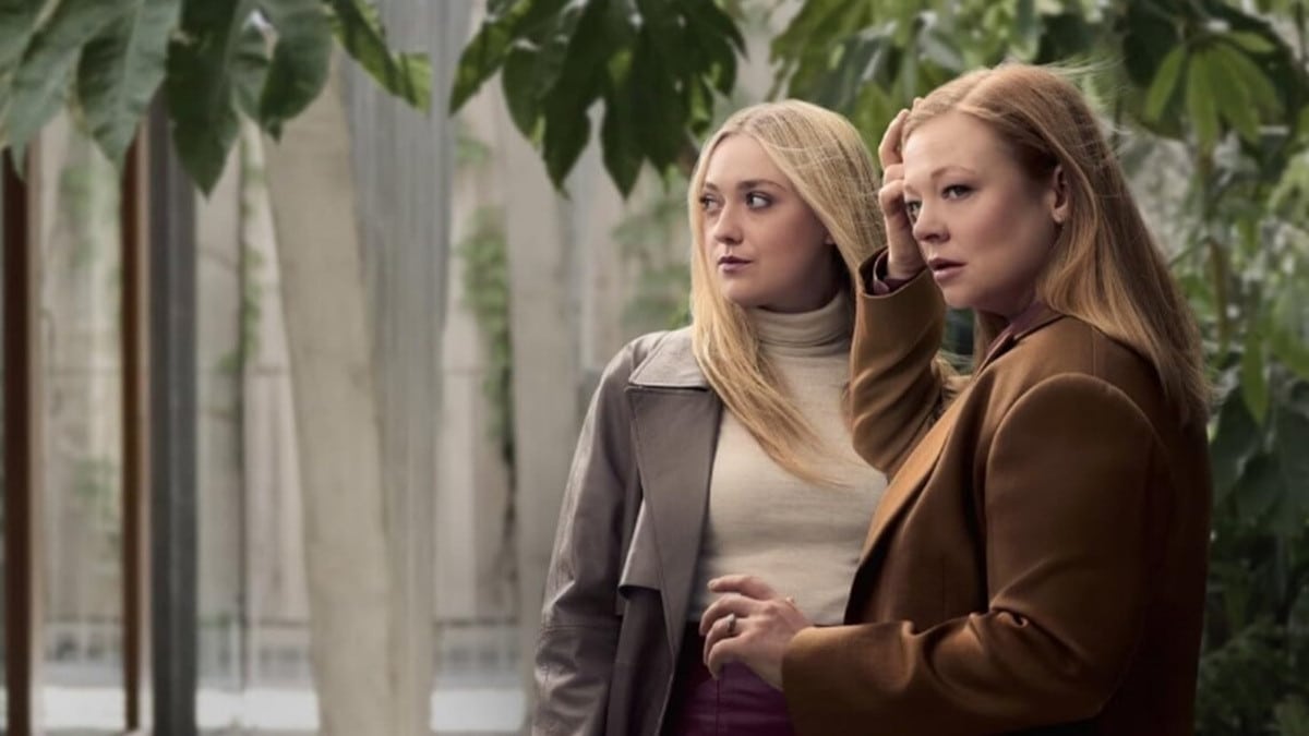 Duas personagens femininas observam algo preocupante em All Her Fault