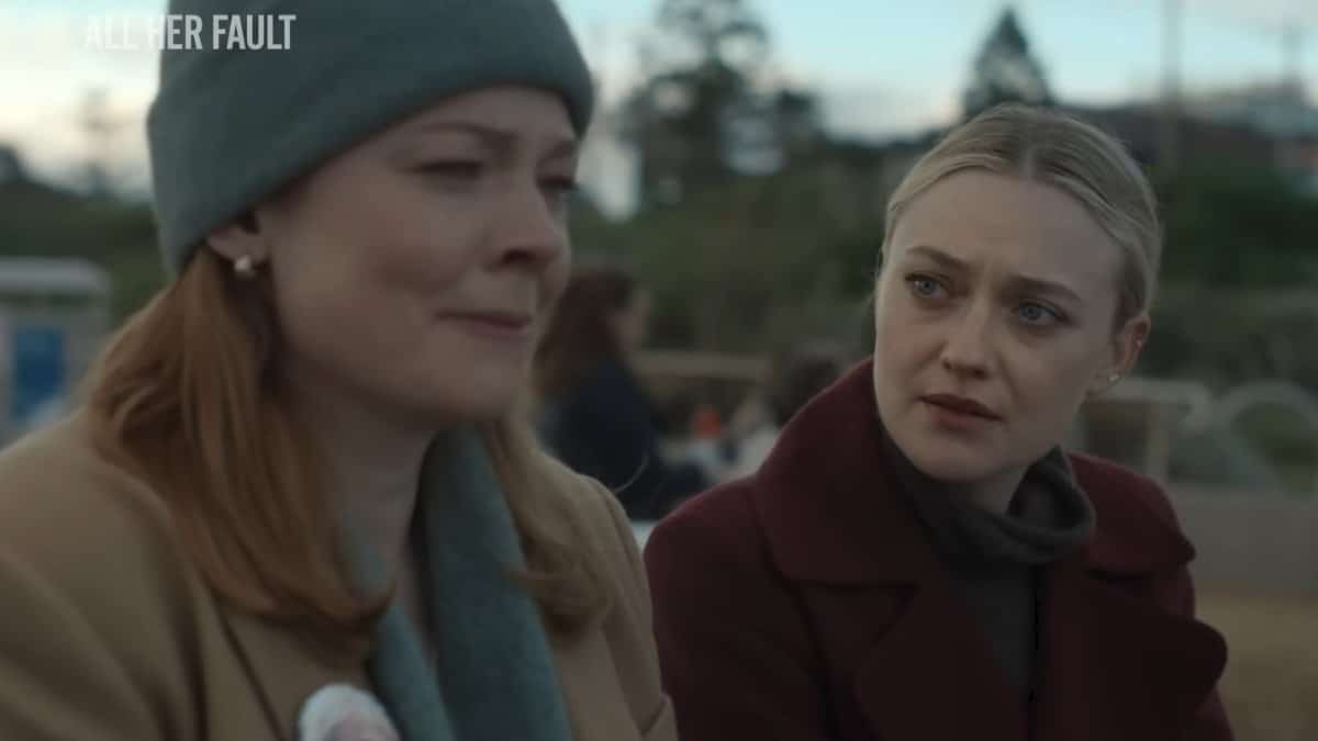 Cena da série All Her Fault do Prime Video mostrando duas mulheres em um momento de tensão e mistério