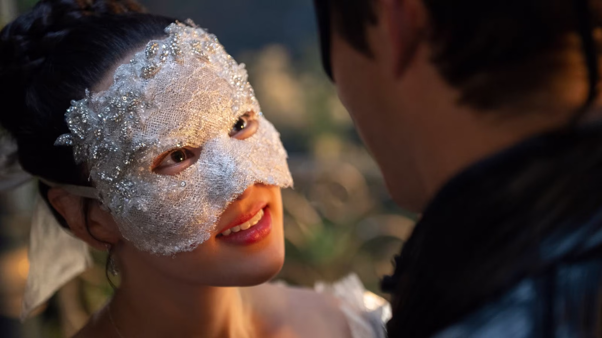Sophie Baek mascarada encara Benedict em Bridgerton 4ª temporada (Parte 1), da Netflix