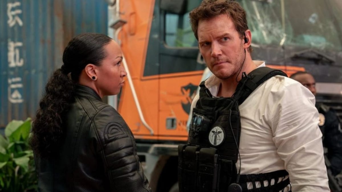Chris Pratt e Kali Reis em cena do filme Justiça Artificial (Mercy), thriller de suspense e ficção científica sobre julgamento controlado por IA